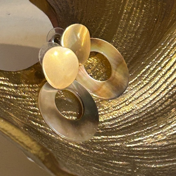 Pearl Tan Gold-Toned Earrings Pierced Vintage - Picture 7 of 7